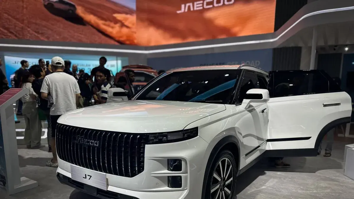 JAECOO J7 yang dipamerkan di Indonesia International Motor Show (IIMS) 2025 di JIExpo Kemayoran, Jakarta, Sabtu (15/2/2025). (ANTARA/Pamela Sakina)