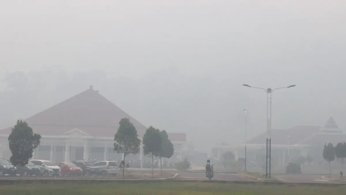 Kabut asap yang menyelimuti salah satu kantor pemerintahan di Kalbar. Dampkanya berbahaya bagi kesehatan (DOK PONTIANAK POST)    