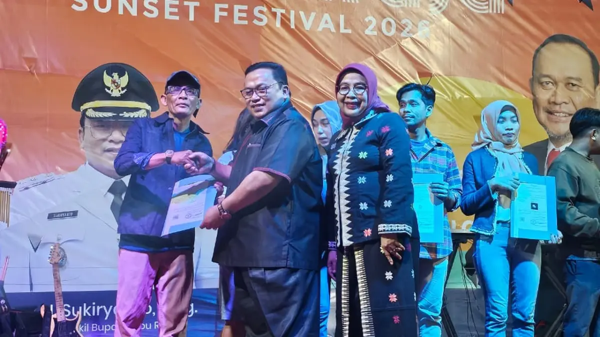 Kanwil Kemenkum Kalbar menyerahkan sertifikat KI kepada pelaku UMKM Kubu raya dalam Semarak gelaran Dermaraja Sunset Festival pada Sabtu (8/8). (DOK KANWIL KEMENKUM KALBAR)