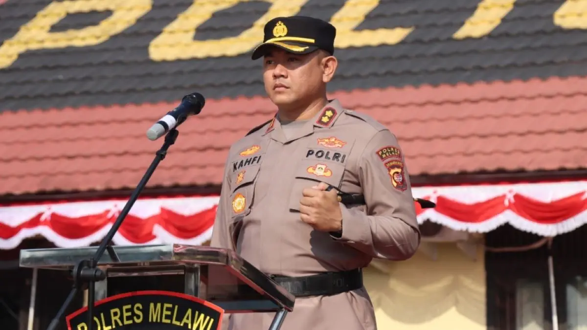 Kapolres Melawi AKBP Askhabul Kahfi, S.I.K., memimpin upacara Pemberhentian Tidak Dengan Hormat (PTDH) terhadap tiga personel Polres Melawi, Senin (10/8/2026) di Lapangan Apel Bhayangkara. (Humas Polri)