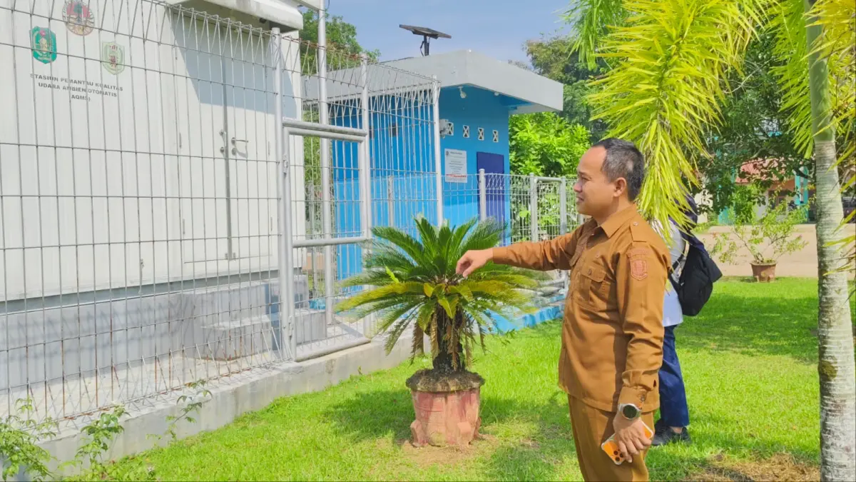 Kepala Bidang Pengelolaan Lingkungan Hidup DLH Sanggau, Yesaya Poulorossi P. Antang Obob, menunjukkan stasiun AQMS yang rusak di halaman DLH Sanggau, Senin (10/8). (ISTIMEWA)