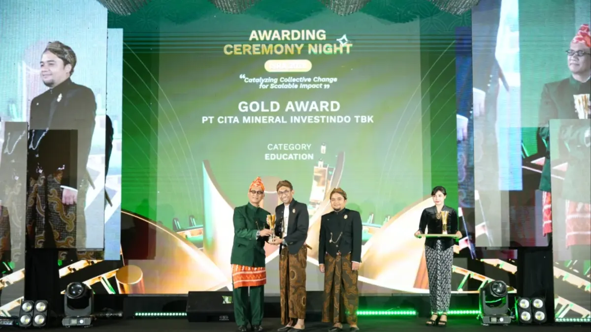 MENERIMA PENGHARGAAN: Perwakilan PT Cita Mineral Investindo Tbk menerima penghargaan Gold kategori Education pada ajang Indonesia Social Responsibility Award (ISRA) 2026 di Swiss-Belhotel Surakarta, Kamis (6/8).