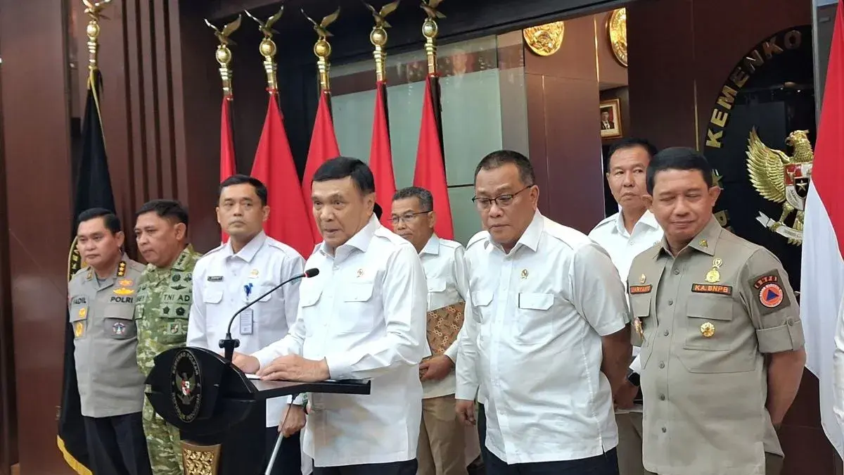 Menkopolkam Djamari Chaniago dalam konferensi pers penanganan karhutla di Jakarta, Senin (10/8/2026). (ANTARA/Lintang Budiyanti) 