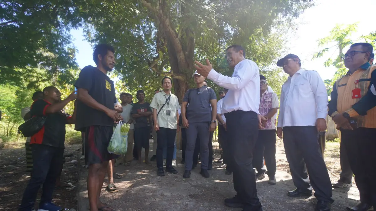 Mentan Andi Amran Sulaiman berdialog dengan petani saat melakukan kunjungan ke Alor, NTT.
