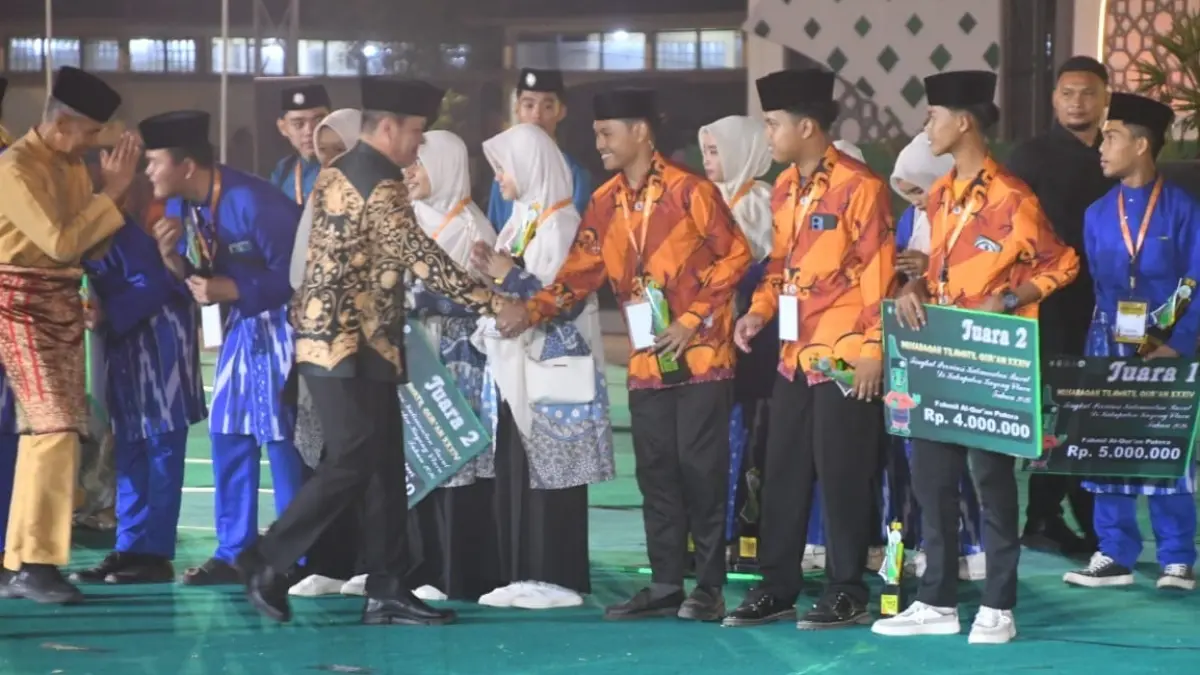 Oesman Sapta Odang memberikan bonus untuk Pemenang MTQ XXXIV Kalbar. (ISTIMEWA)

