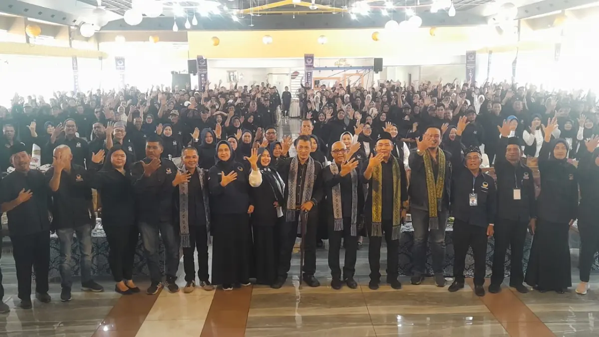 Pengurus dan kader Partai NasDem Kabupaten Sambas berfoto bersama usai pengukuhan 489 pengurus Dewan Pimpinan Ranting (DPRt) tingkat desa dalam Rakorda DPD NasDem Sambas di Hotel Pantura Jaya, Senin (10/8).
