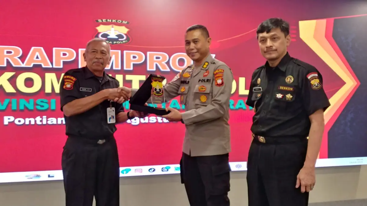 Penyerahan Cinderamata oleh Sareh, SP.i kepada Dedi Setiawan S.I.P Perwakilan Dirbinmas Polda Kalbar Didampingi Oleh Lukman Abdul Fatah Ketua Senkom Polri