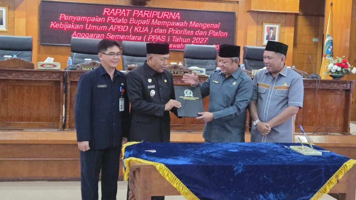 Penyerahan KUA PPAS dari Wakil Bupati, Juli Suryadi Burdadi kepada Ketua DPRD Mempawah.