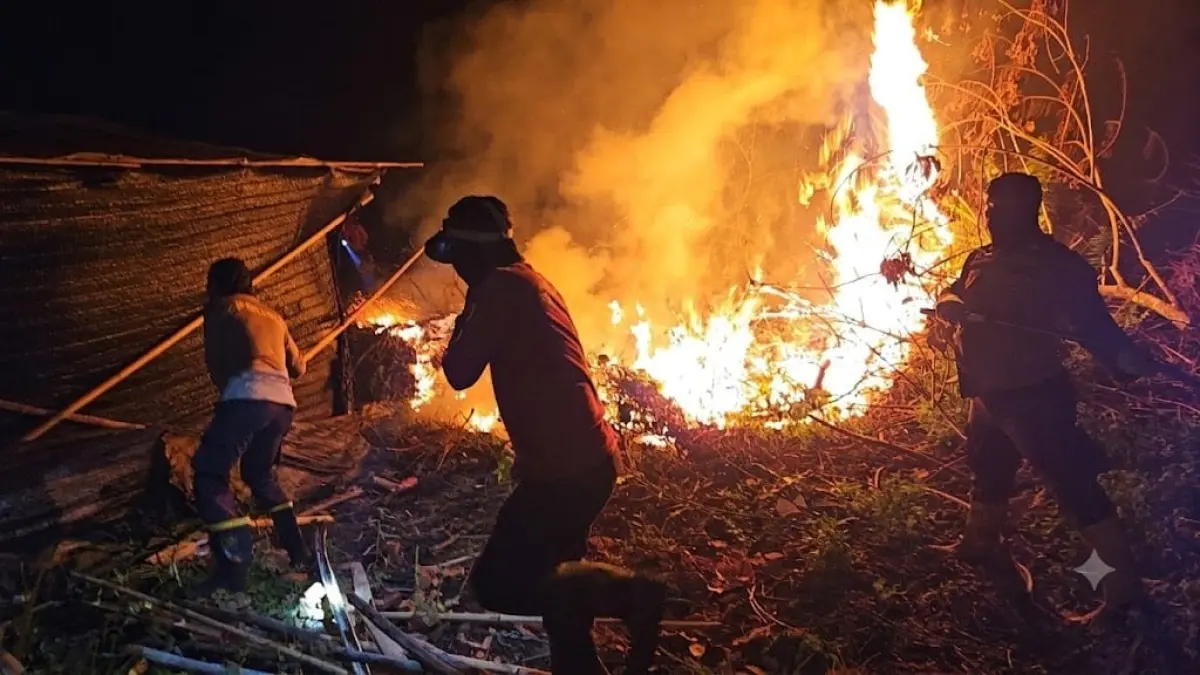 Petugas memadamkan kobaran api yang membakar lahan tak jauh dari Perumahan Seruat Mansion, Jalan Angkasa Pura, Desa Limbung, Kecamatan Sungai Raya. Sabtu malam (8/8). (ISTIMEWA)