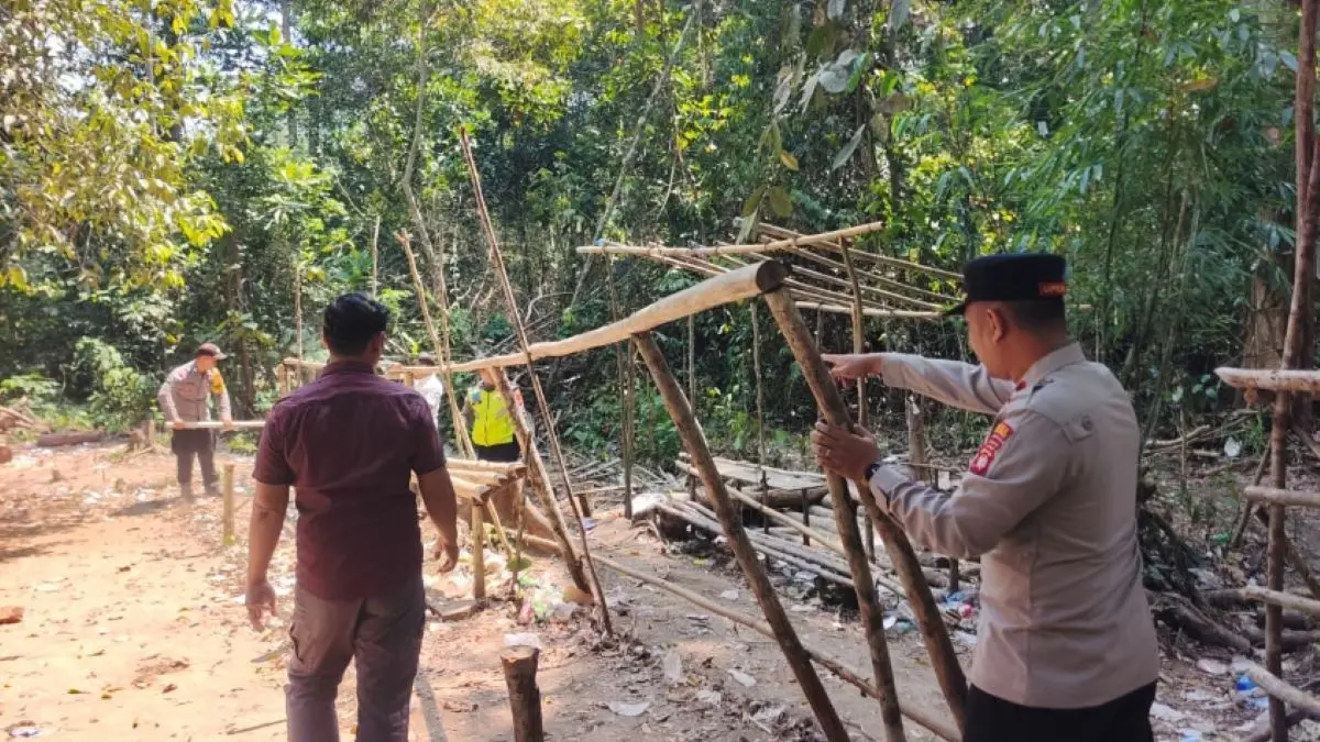 Polsek Silat Hilir menertibkan arena perjudian sabung ayam di Dusun Sungai Mali, Desa Seberu, Kecamatan Silat Hilir pada Senin (10/8/2026). (Humas Polri) 