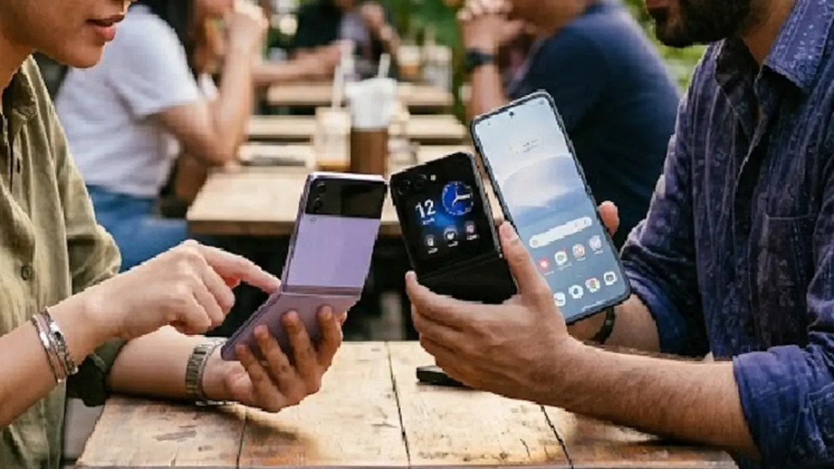 Samsung Galaxy Z Flip8 dan Motorola Razr Ultra menjadi dua ponsel lipat model clamshell premium yang bersaing ketat pada 2026. (Ilustrasi)