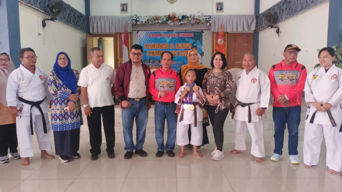 Sebanyak 43 medali berhasil dibawa pulang kontingen Lembaga Karate-Do Indonesia (Lemkari) Kabupaten Sintang setelah tampil sebagai juara umum pada Open Kejuaraan Karate Antar Pelajar Se-Kapuas Raya di Kabupaten Melawi 2026. (ISTIMEWA)