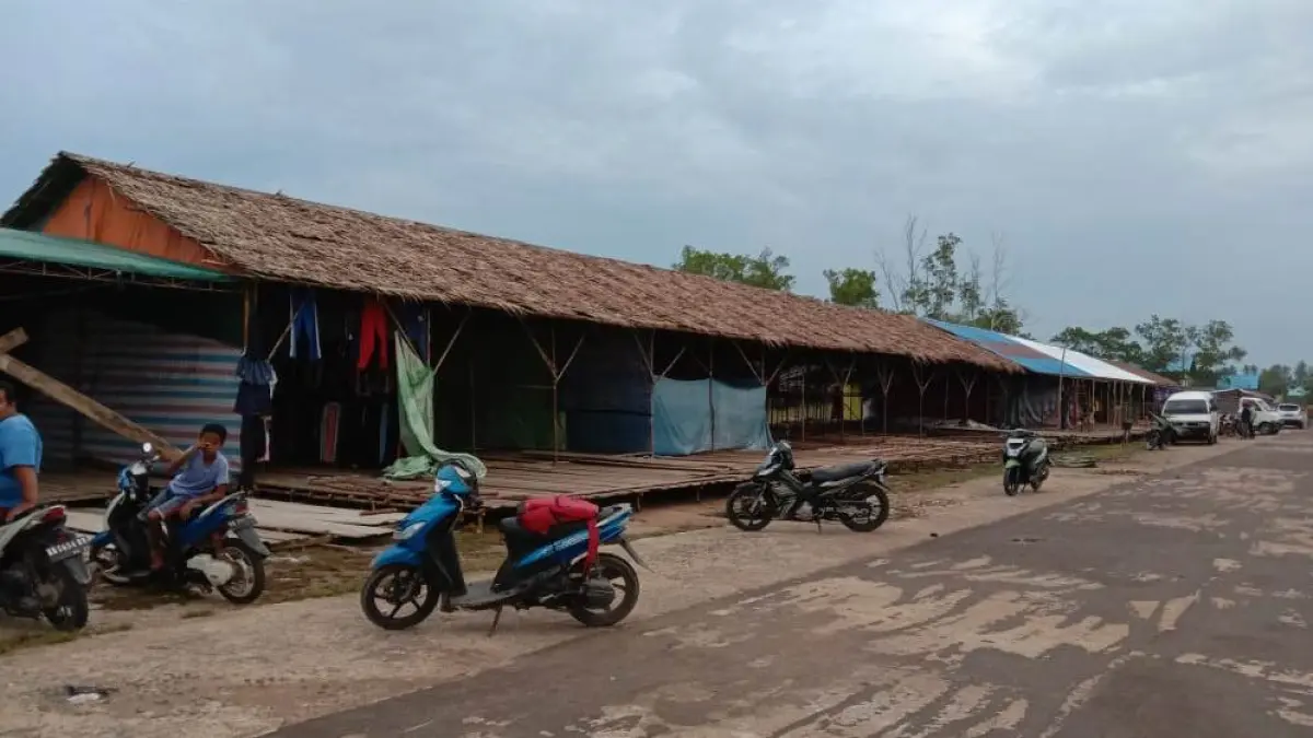 Sejumlah lapak pedagang UMKM yang ikut dalam pasar rakyat memeriahkan Robo-Robo di Mempawah. (DOK PONTIANAK POST)    