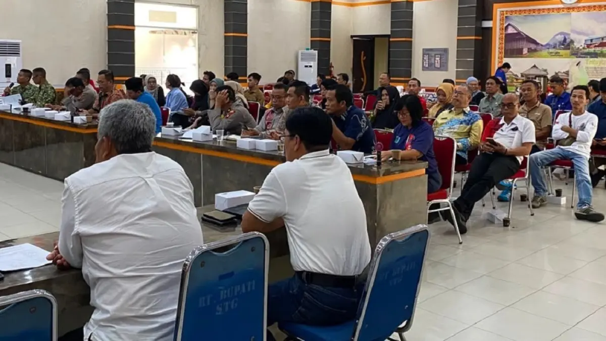 Suasana rapat akhir persiapan HUT RI ke-81 di Balai Praja, Jumat (7/8) sore.(RISKA / PONTIANAK POST) 