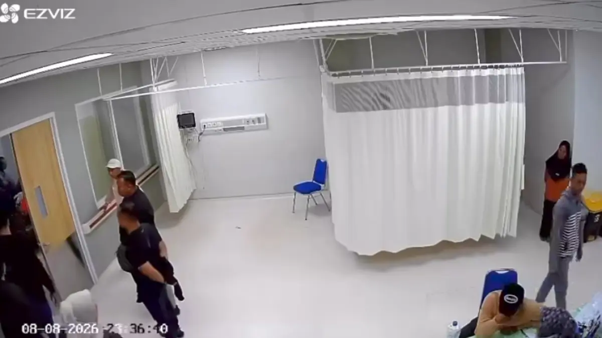Tangkapan layar Video CCTV dugaan kekerasan terhadap nakes di RSUD Tuan Besar Syarif Idrus Kubu Raya yang viral di media sosial. (ISTIMEWA)