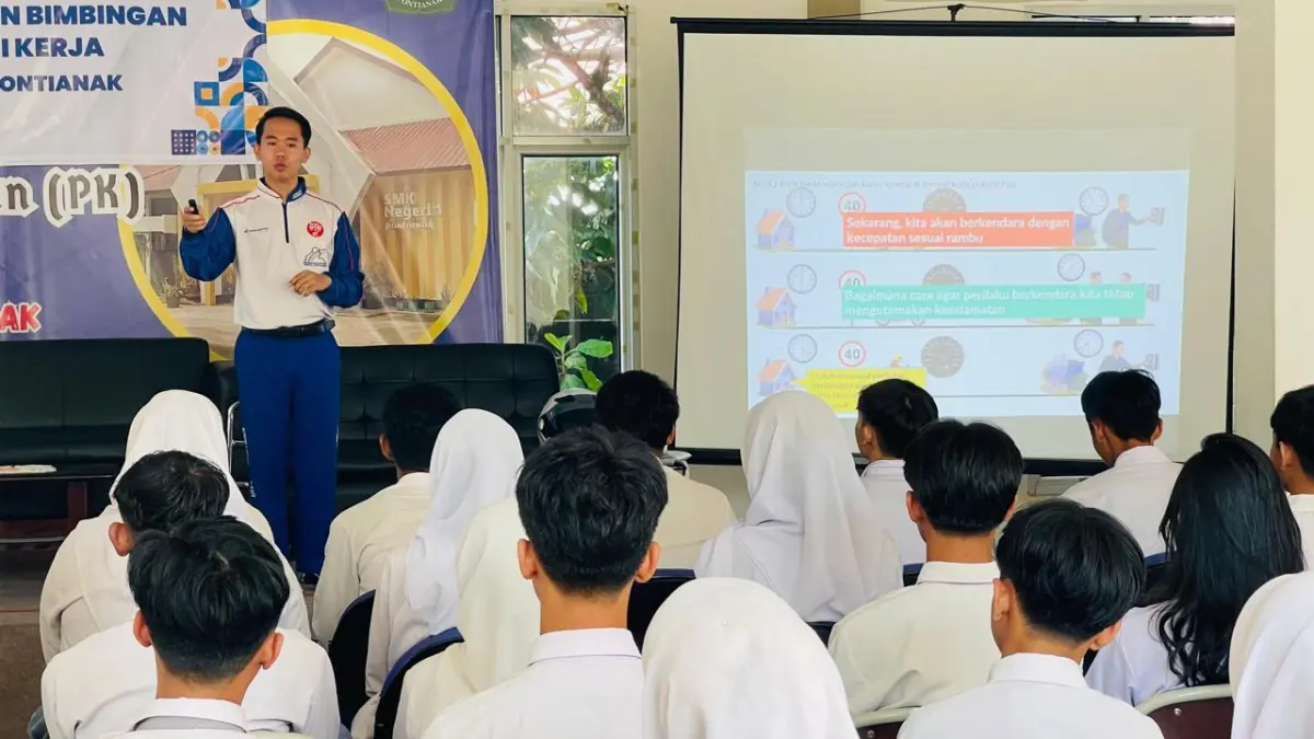 Tim Safety Riding Astra Motor Kalbar memberikan edukasi keselamatan berkendara kepada ratusan siswa SMKN 1 Pontianak melalui kampanye #Cari_aman.