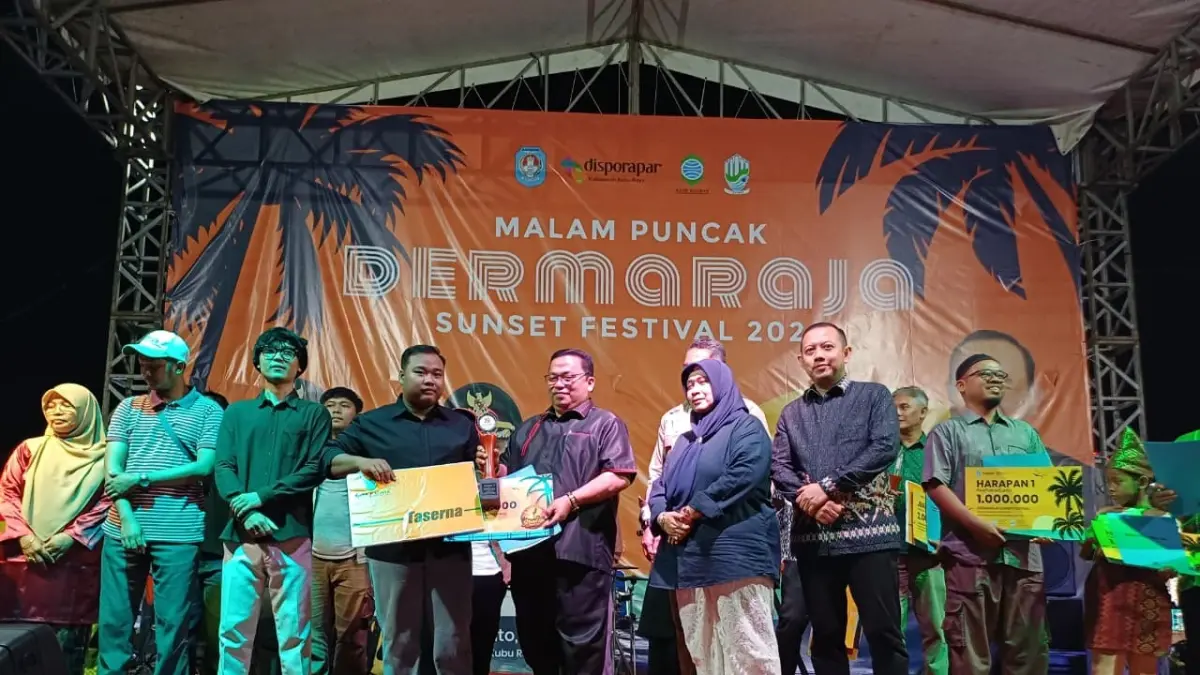 Wakil Bupati Kubu Raya, Sukiryanto menyerahkan hadiah kepada pemenang lomba dalam rangkaian Dermaraja Sunset Festival 2026 di kawasan Dermaga Rasau Jaya, Sabtu (8/8) malam.