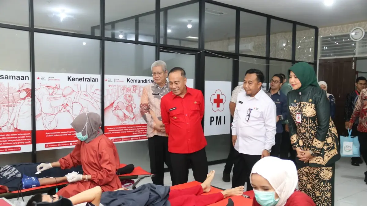 Wakil Gubernur Kalbar, Krisantus Kurniawan saat meninjau pelaksanaan donor darah. (Adpim Pemprov Kalbar)