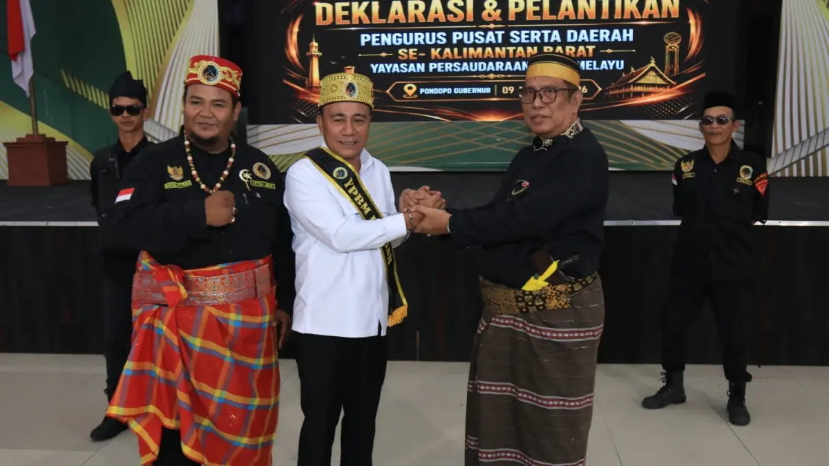 Wakil Gubernur, Krisantus Kurniawan, pelantikan Pengurus Pusat Yayasan Persaudaraan Bugis Melayu (YPBM) se-Kalbar di Pendopo Gubernur, Minggu (9/8). (Adpim Pemprov Kalbar)