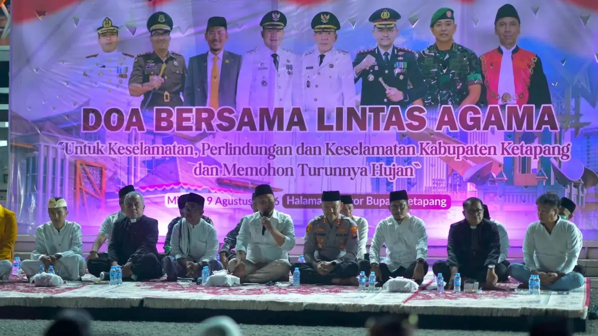 Bupati dan tokoh lintas agama di Ketapang menggelar doa bersama di halaman Kantor Bupati Ketapang, Minggu (9/8) malam. (ISTIMEWA)

