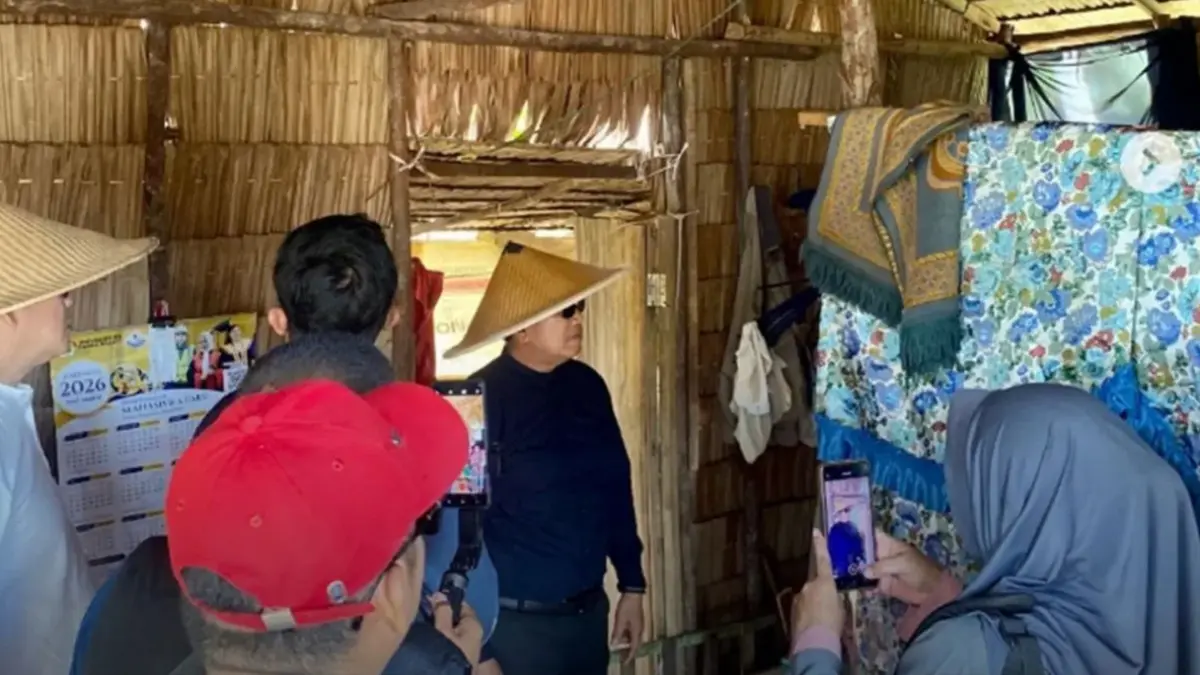 Bupati Kubu Raya, Sujiwo meninjau rumah tidak layak huni di Sungai Kakap beberapa waktu lalu. (Antara)