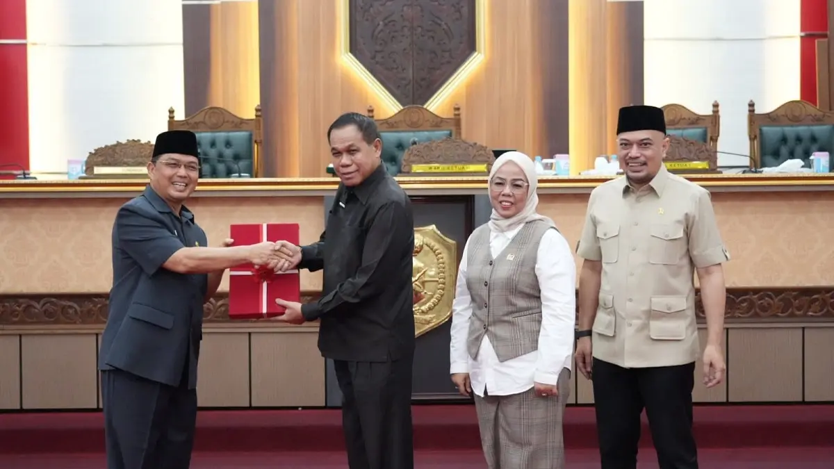 Gubernur Kalimantan Barat Ria Norsan menyerahkan Nota Penjelasan Perubahan Kebijakan Umum Anggaran (KUA) serta Perubahan Prioritas dan Plafon Anggaran Sementara (PPAS) APBD Tahun Anggaran 2026 kepada jajaran pimpinan legislatif di DPRD Kalbar. (Adpim Pemprov Kalbar)