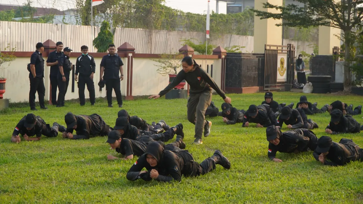 CPNS Kanwil Ditjenpas Kalbar mengikuti latihan merangkak taktis dalam pembinaan fisik, mental, dan disiplin bersama personel Satbrimob Polda Kalbar.