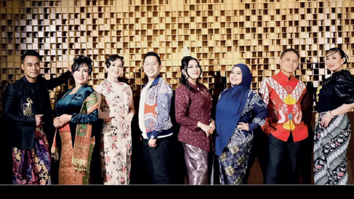 Delapan penyanyi membawakan lagu Warna-Warni Indonesia. Perpaduan vokal mereka diharapkan mampu merepresentasikan kekayaan budaya Indonesia. (MTJUNG PRODUCTION/DOK JAWAPOS)