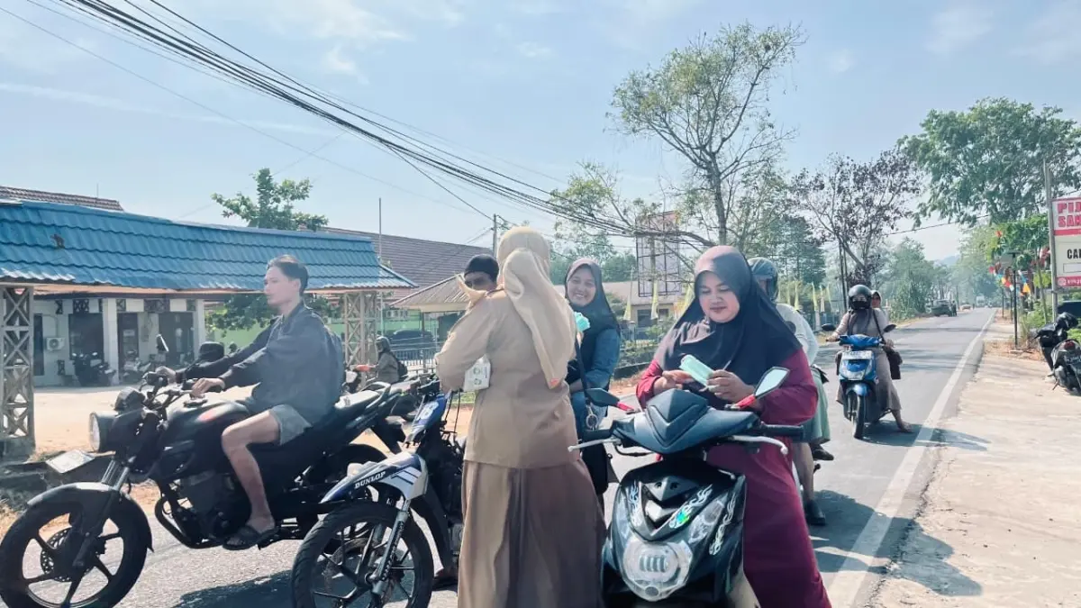 Dinas Kesehatan dan Keluarga Berencana Kabupaten Kayong Utara bergerak cepat membagikan ribuan masker secara gratis. 