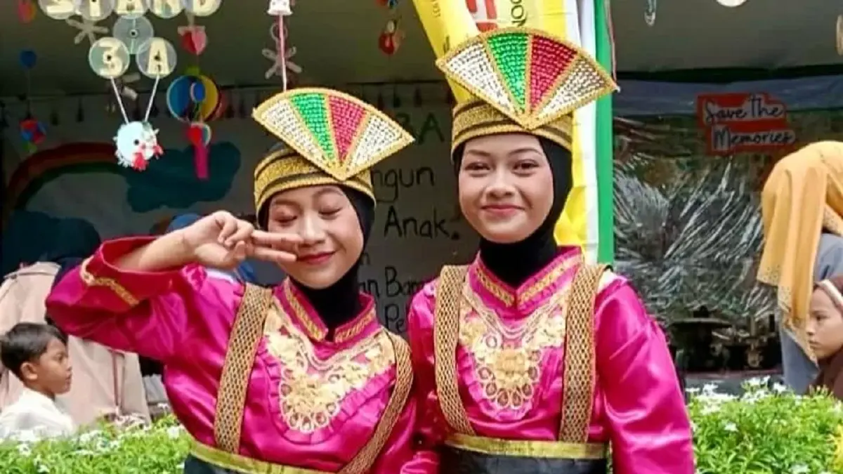 Dua pelajar kembar SMPN 22 Pontianak, Carissa Nafish Dzakiyah dan Calista Nafish Dzakiyah, terpilih menjadi bagian dari tim kesenian Kalimantan Barat untuk tampil di Istana Negara dalam rangkaian HUT ke-81 Kemerdekaan RI.(IST)