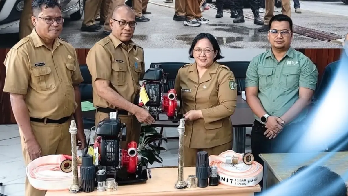 Foto bersama saat penyerahan mesin pemadam karhutla untuk Kesatuan Pengelolaan Hutan. (ISTIMEWA)