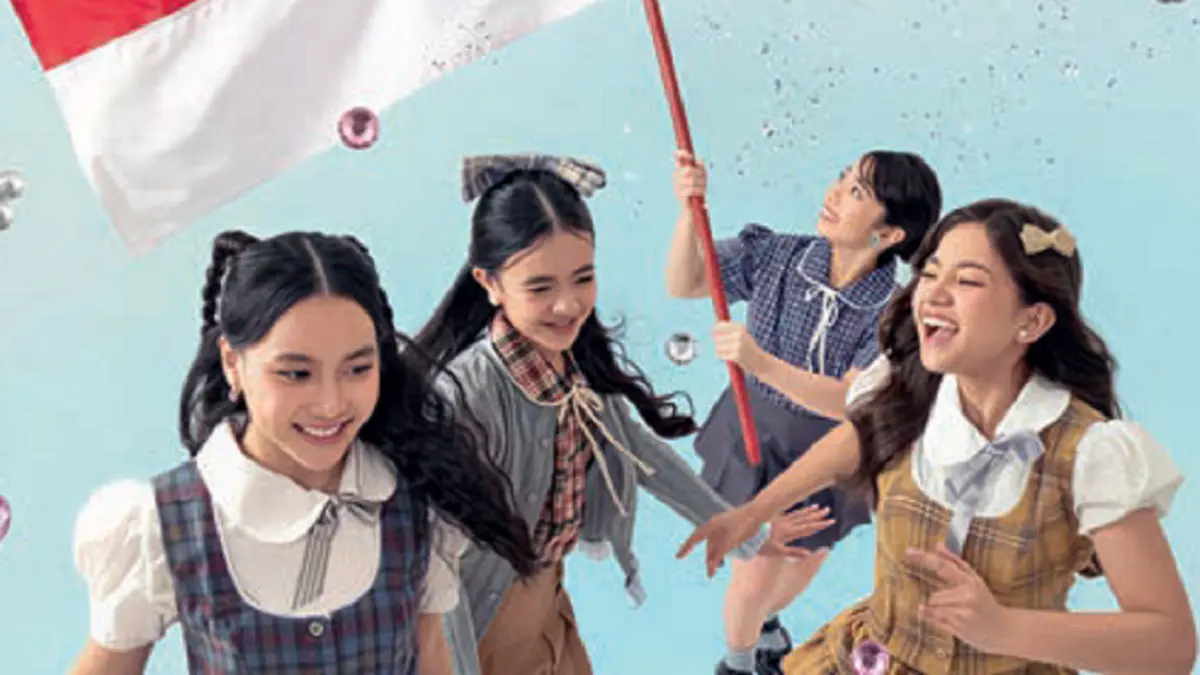 Glitter menyanyikan lagu Bendera dengan aransemen yang lebih ceria, energik, dan mudah dinikmati generasi muda. (TRINITY OPTIMA PRODUCTION/DOK JAWAPOS)