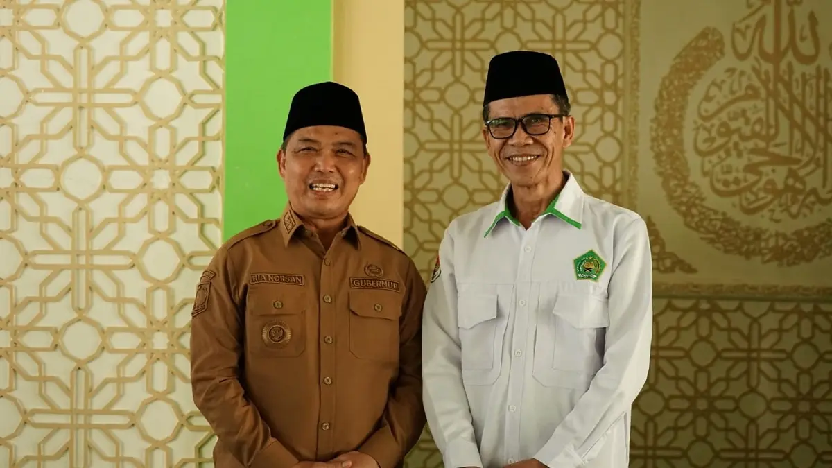 Gubernur Kalimantan Barat Ria Norsan berfoto bersama dengan Rektor IAIN Pontianak, Prof. Dr. H. Wajidi Sayadi, M.Ag. (Adpim Pemprov Kalbar)
