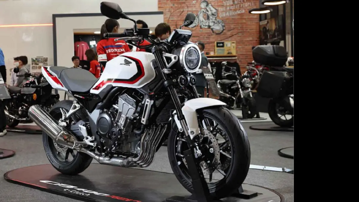 Honda CB400SF E-Clutch membawa kembali nama legendaris CB400 Super Four dengan teknologi kopling elektronik terbaru. (GREATBIKER)