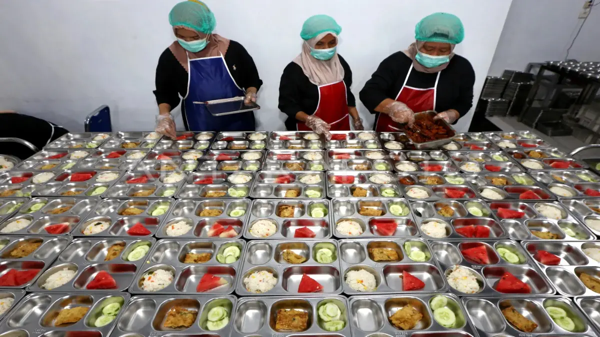 ILUSTRASI: Petugas menyiapkan makanan program Makan Bergizi Gratis (MBG) untuk didistribusikan kepada pelajar di Kalbar. (ANTARA)