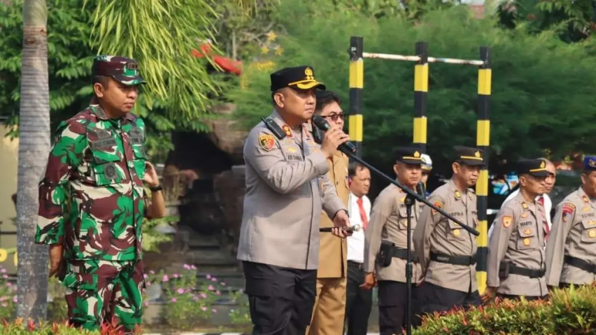 Kapolres Mempawah AKBP Ade Chandra Capa Yanto saat memimpin apel gabungan di Mapolres Mempawah.