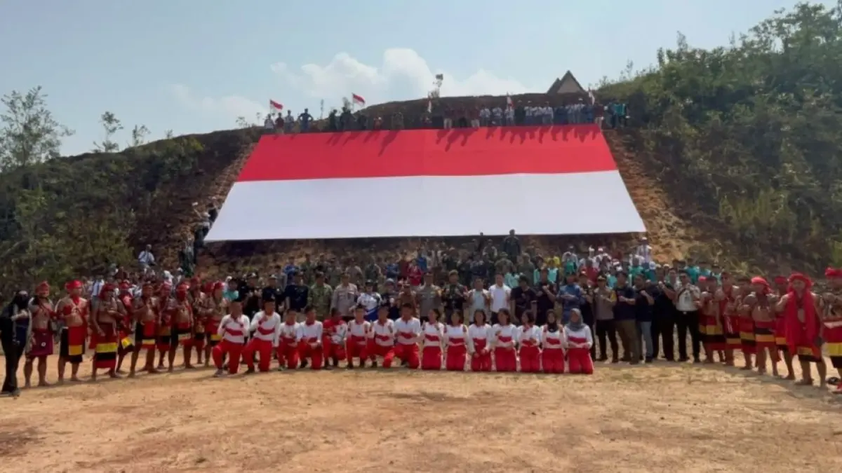Kirab Bendera Merah Putih di Perbatasan Kecamatan Jagoi Babang, Kabupaten Bengkayang, Selasa (11/8). (ANTARA/Narwati)