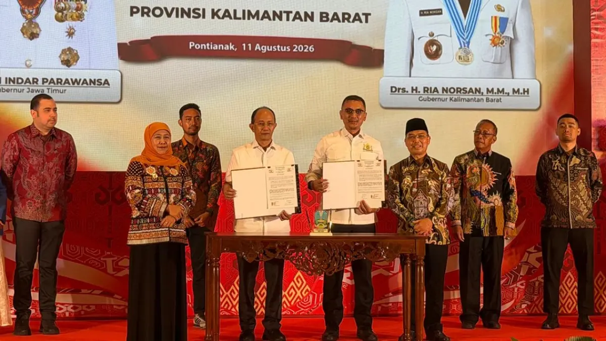 KOLABORASI:  Ketum Kadin Kalbar, Arya Rizqi Darsono (dua dari kanan depan) dan Ketum Kadin Jatim, Adik Dwi Putranto (dua dari kiri depan) berfoto bersama usai penandatanganan MoU kerja sama perdagangan, investasi, pengembangan SDM, dan UMKM. Penandatanganan disaksikan Gubernur Kalbar Ria Norsan dan Gubernur Jawa Timur Khofifah Indar Parawansa di Hotel Novotel Pontianak, Selasa (11/8). (Ashri Isnaini/Pontianak Post) 


