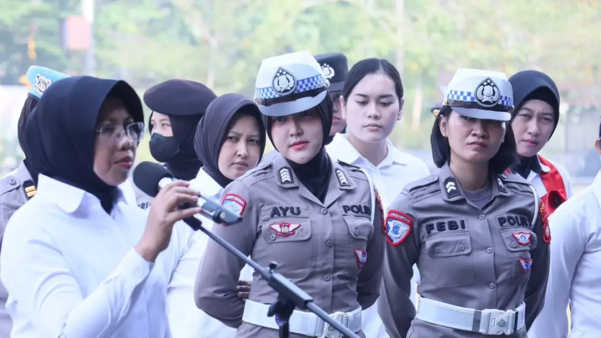 Pakor Polwan Polda Kalbar AKBP Novalina Tarihoran memberikan arahan kepada personel Polwan dalam kegiatan Gaktibplin di Lapangan Jananuraga Polda Kalbar.