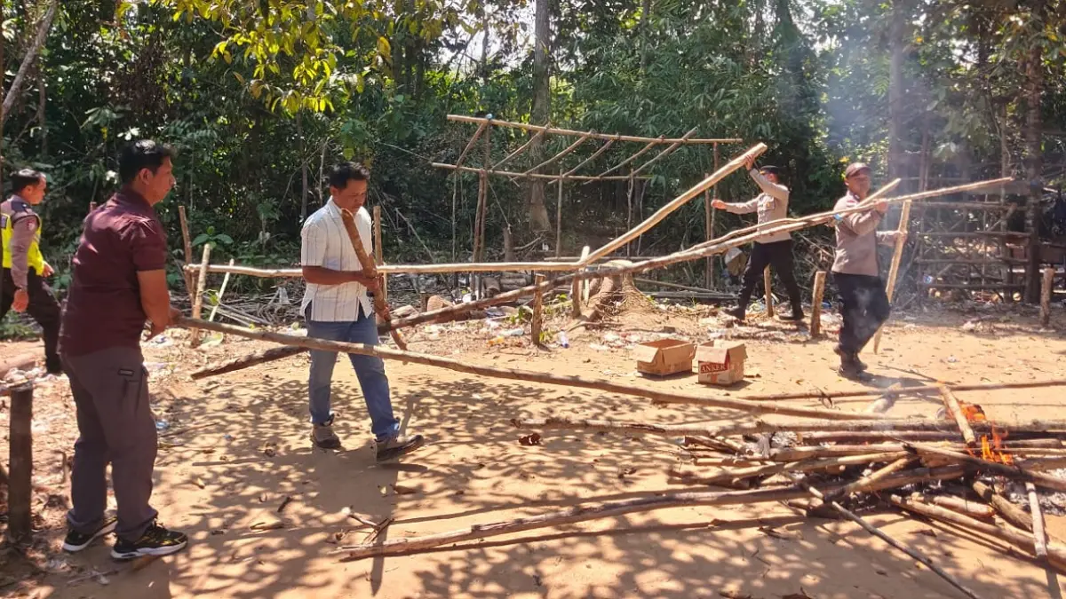 Polisi saat bongkar dan membakar Arena Sabung ayam berkedok adat di Kecamatan Silat Hilir. (ISTIMEWA)