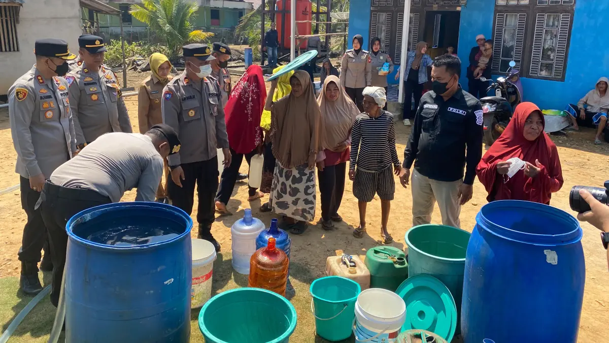 Polres Ketapang menyalurkan bantuan 16 ton air bersih kepada warga Desa Tanjung Baik Budi di tengah kemarau dan sulitnya mendapatkan air.