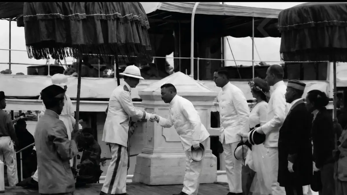 Potongan rekaman tahun 1919 memperlihatkan suasana penyambutan Gubernur Jenderal Hindia Belanda 