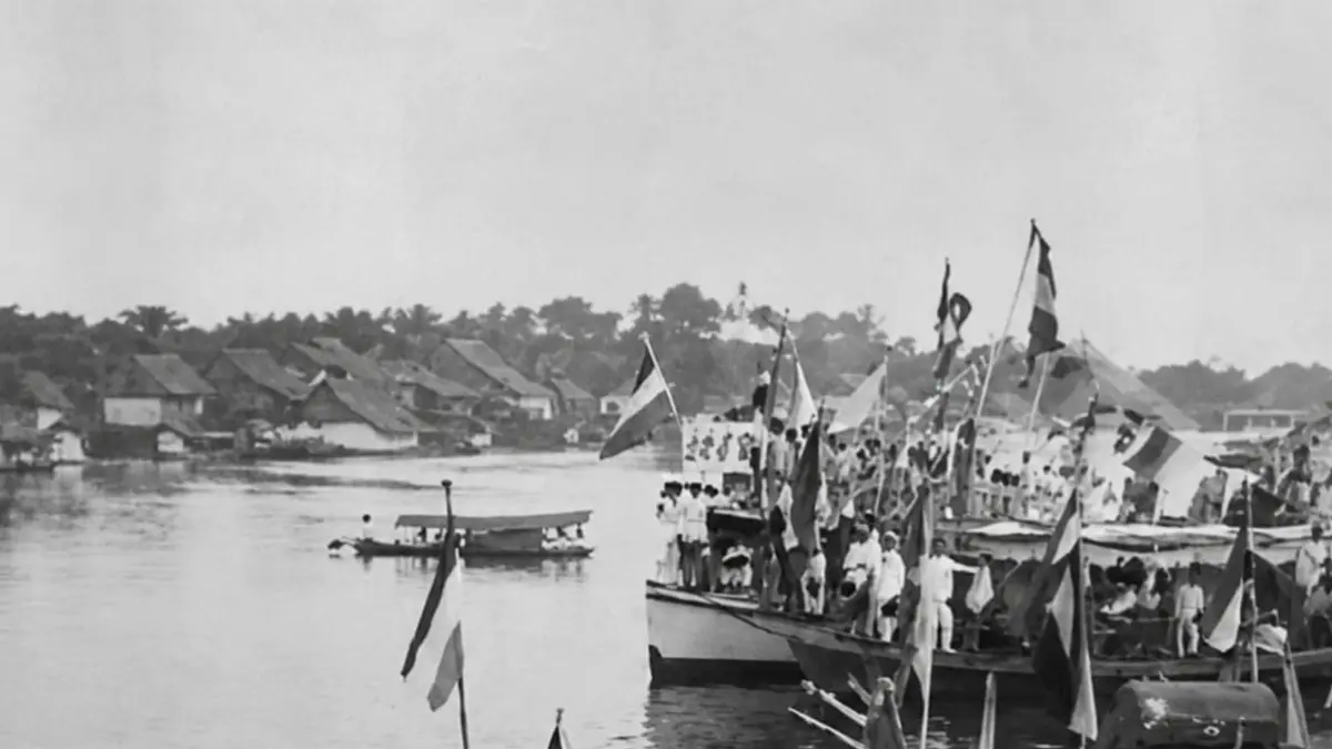 Potongan video langka 1919 yang memperlihatkan perahu dan rumah terapung di tepian Sungai Sambas    