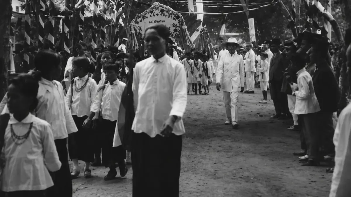 Potongan video tahun 1919 yang memperlihatkan suasana anak-anak yang ikut mengenyam pendidikan di Istana Kesultanan Sambas  