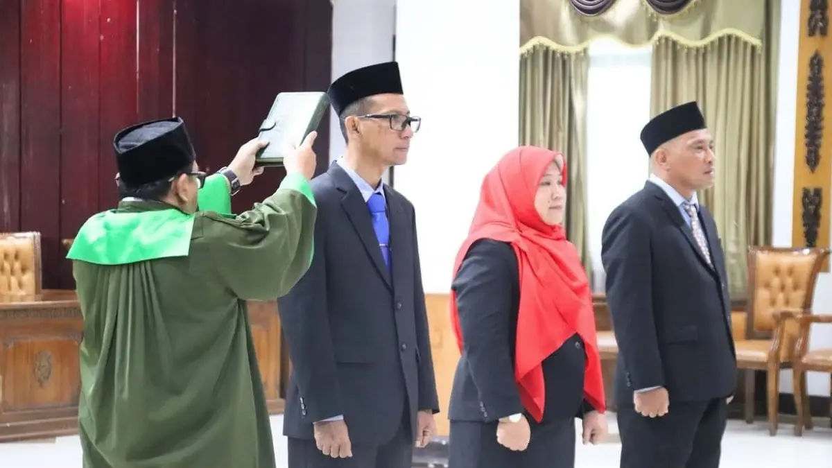 Suasana pelantikan dan pengambilan sumpah jabatan tiga pejabat eselon II.