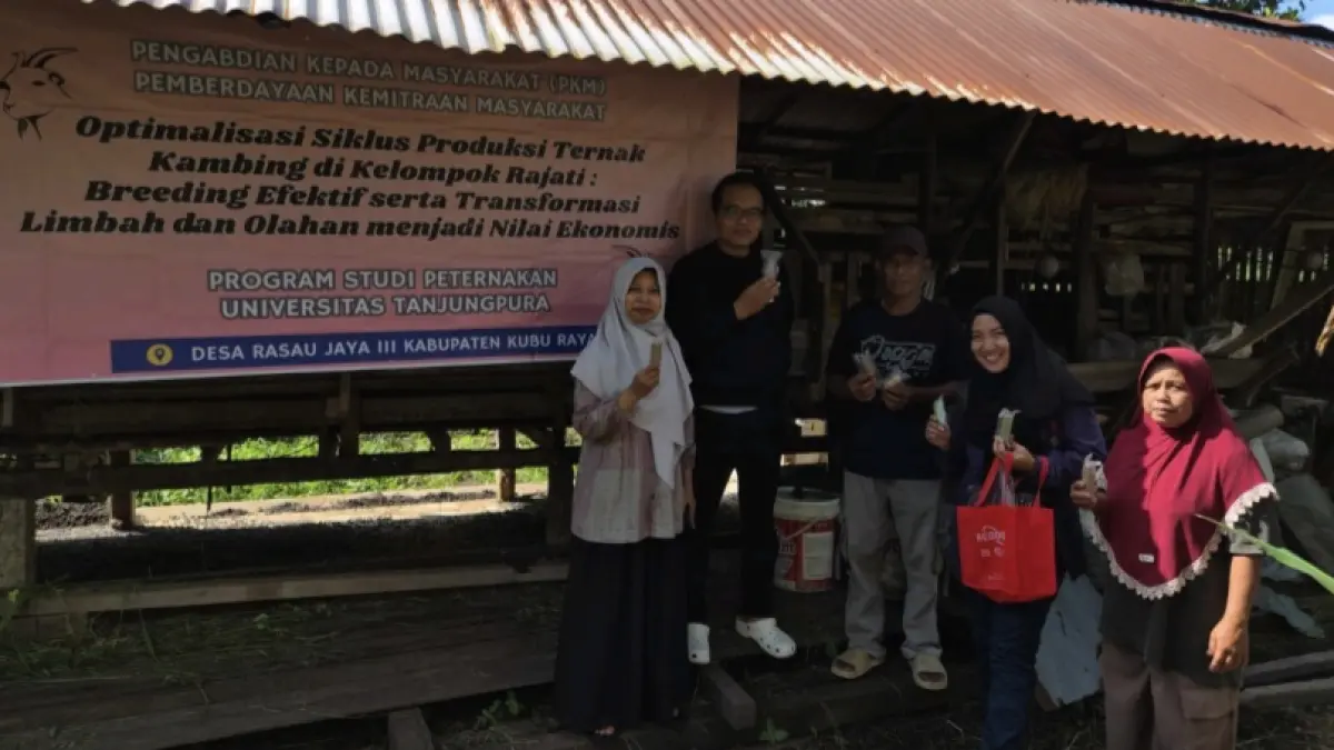 Tim Pengabdian Universitas Tanjungpura bersama Kelompok Rajati usai pelatihan optimalisasi breeding kambing, pembuatan silase, dan diversifikasi produk olahan di Desa Rasau Jaya III, Kabupaten Kubu Raya.