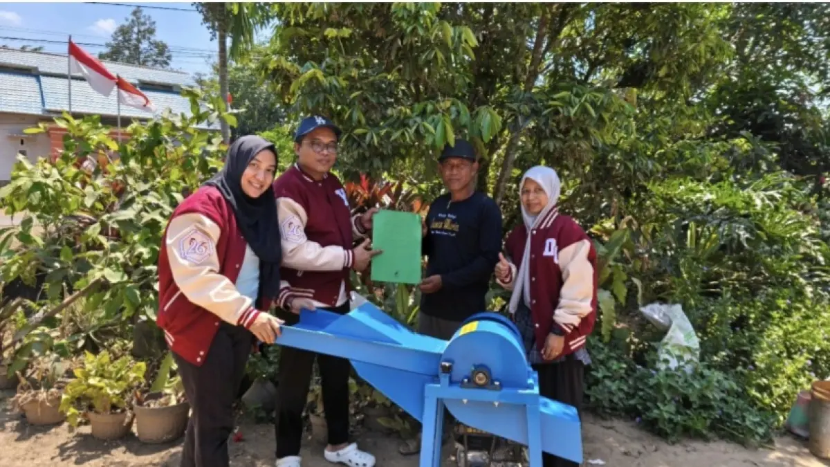 Tim Pengabdian Universitas Tanjungpura menyerahkan mesin pencacah hijauan kepada Kelompok Rajati sebagai dukungan peningkatan produksi silase dan ketersediaan pakan ternak di Desa Rasau Jaya III, Kabupaten Kubu Raya.