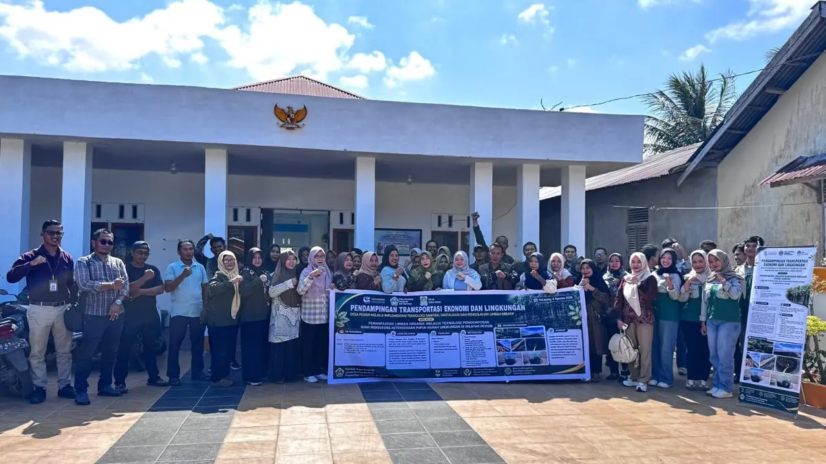 Tim PKM Program Studi Teknologi Hasil Perkebunan Politap bersama masyarakat Desa Suka Baru foto bersama pada kegiatan praktik pengolahan serasah mangrove.  (DOK. THP POLITAP)