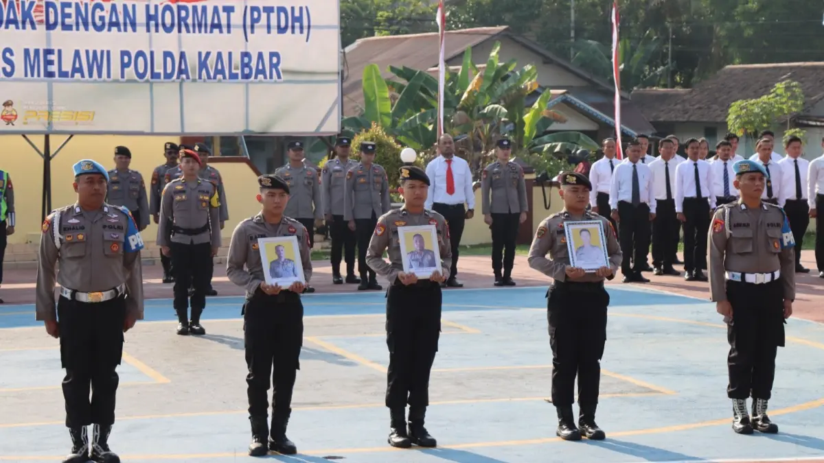 Upacara PTDH tiga personel Polres Melawi digelar secara in absentia di Lapangan Apel Bhayangkara Polres Melawi, Senin (10/8/2026).