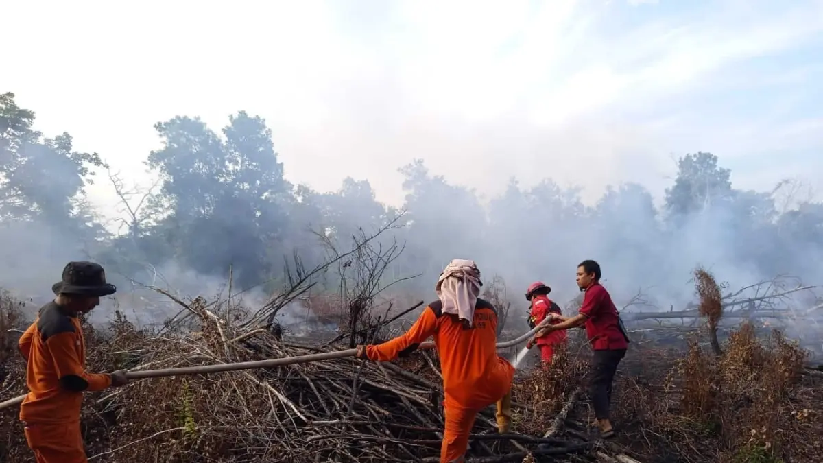 Upaya pemadaman karhutla di Kota Singkawang beberapa waktu lalu.